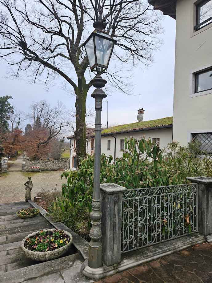 Parco_storico_Villa_De_Brandis_restauro_lampione