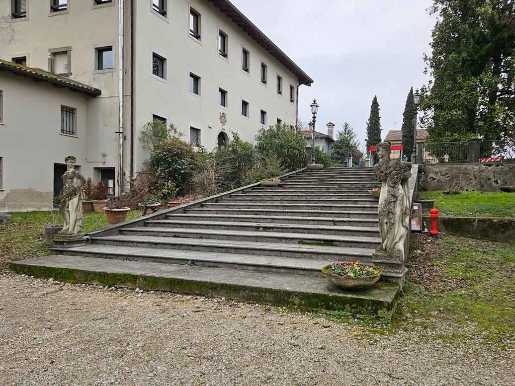 Parco_storico_Villa_De_Brandis_restauro_scalinata