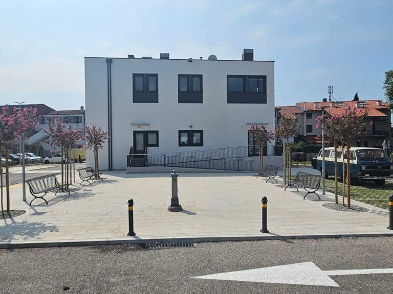 ex_cinema_Manzoni_Paderno-udine_esterno_piazza_laterale